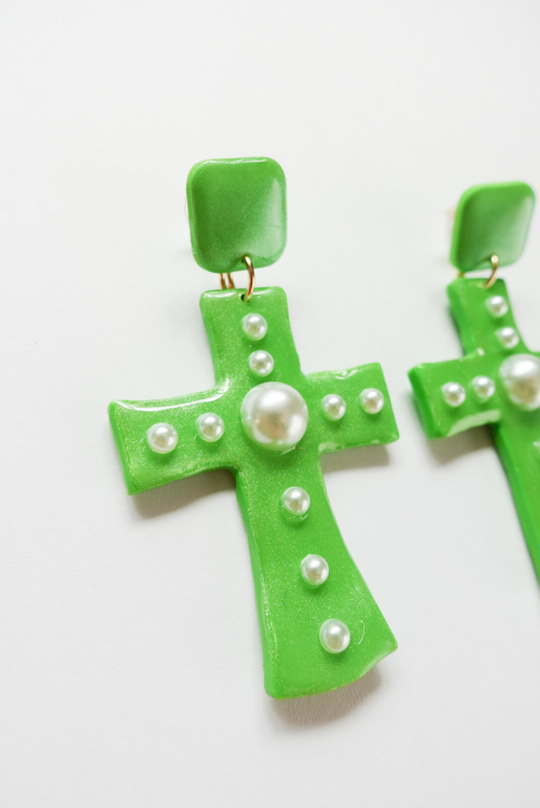 NEON PEARL CROSS