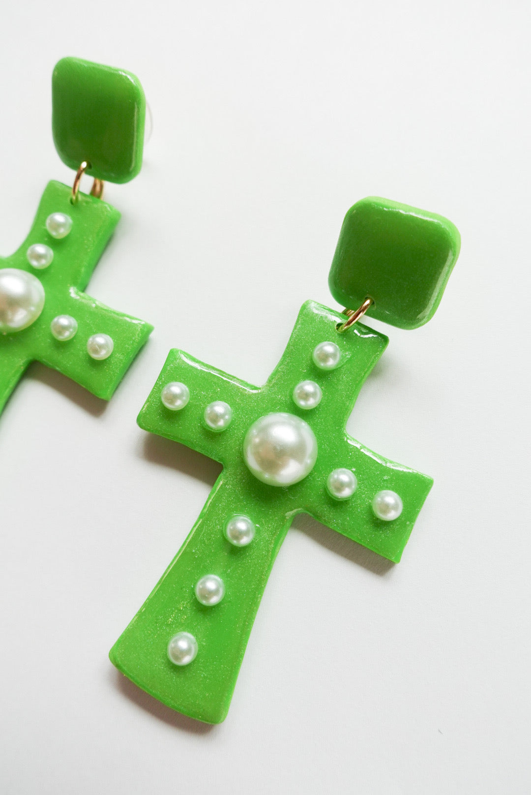NEON PEARL CROSS