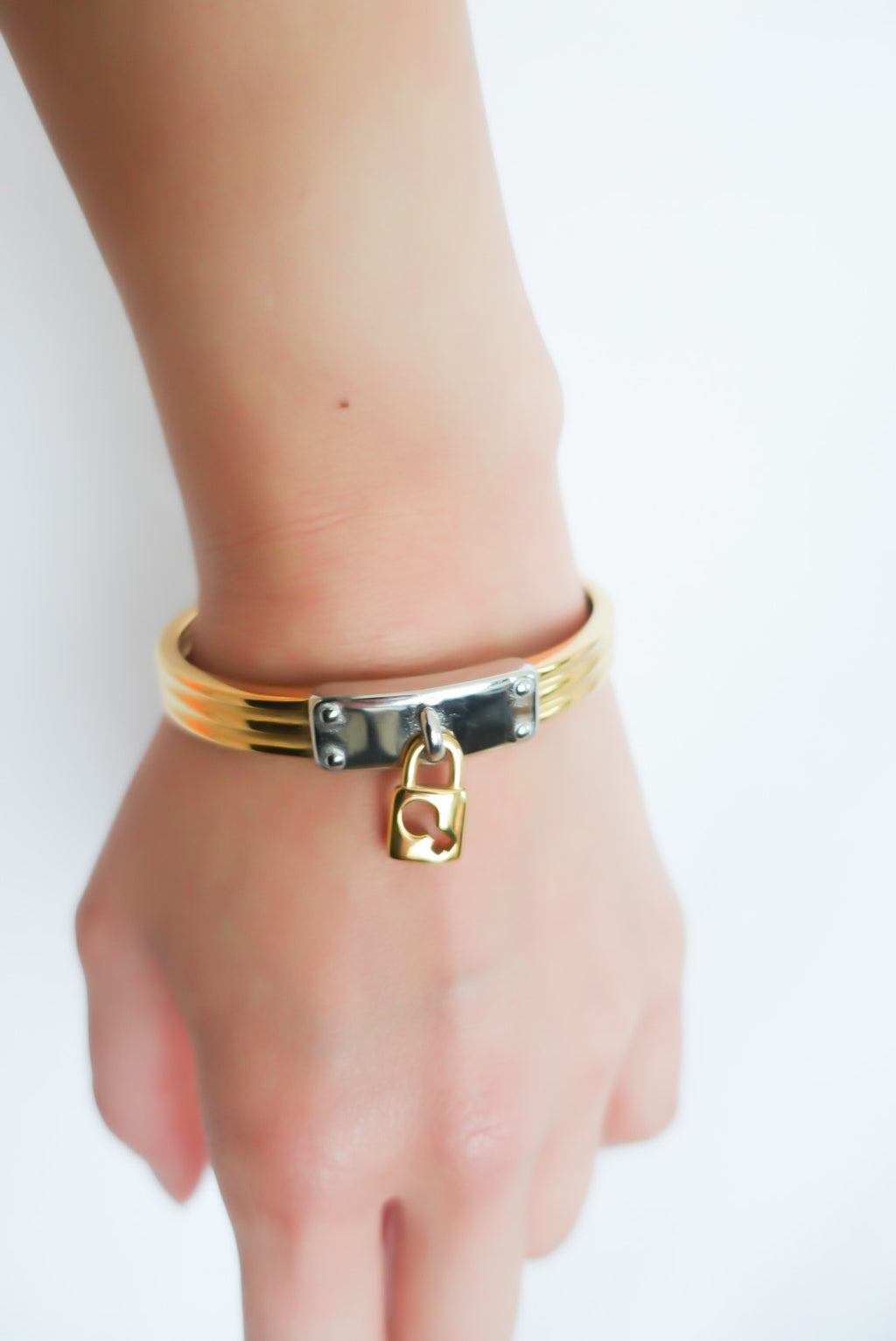 Silent Lock Bangle – RED LEMON