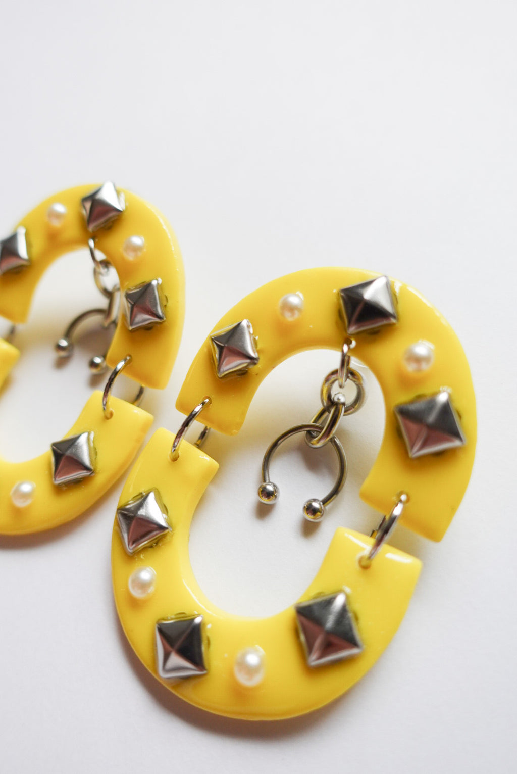 YELLOW STUD