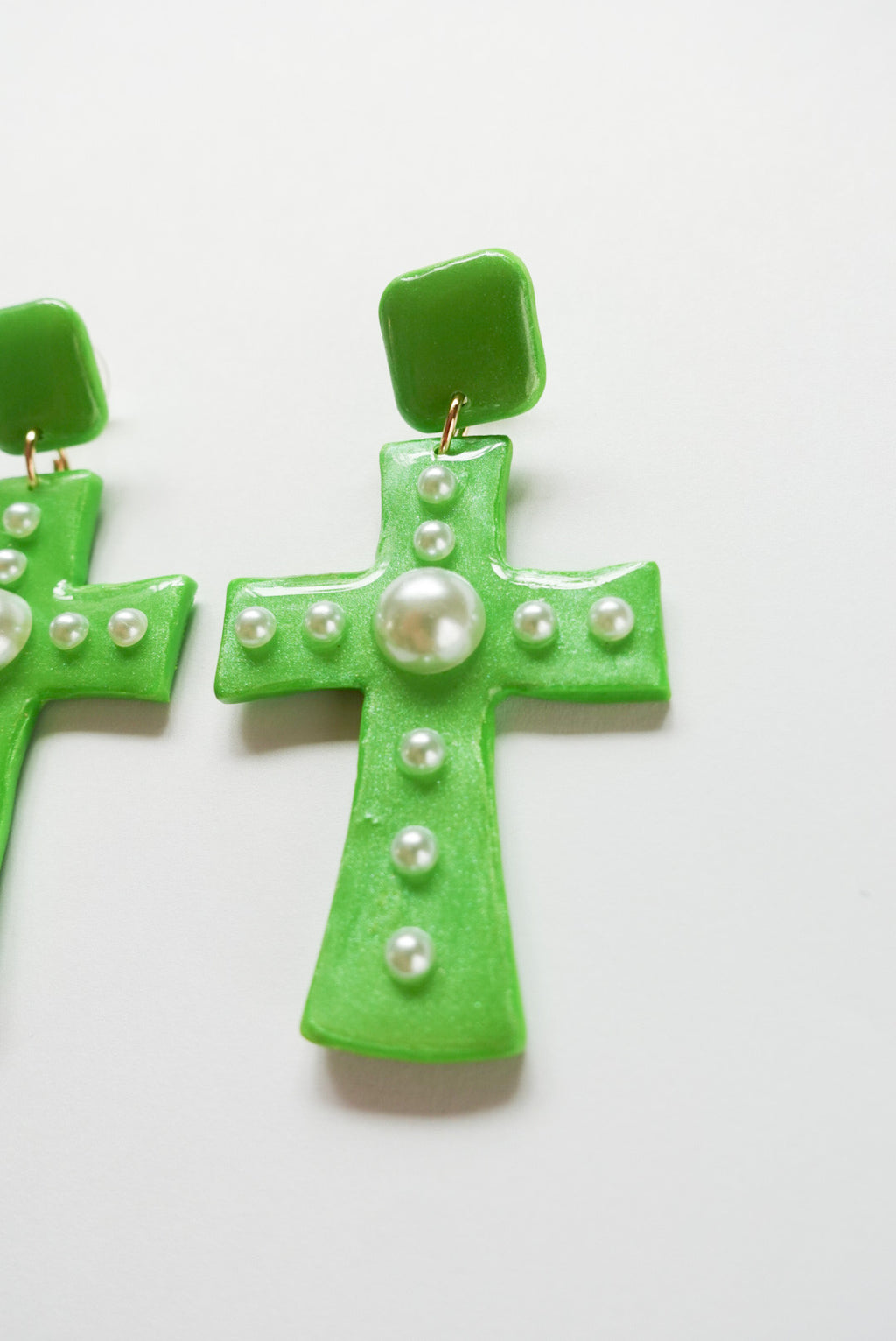 NEON PEARL CROSS