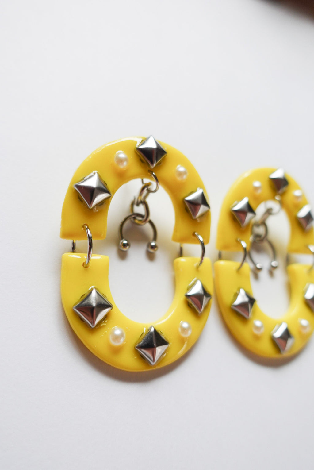 YELLOW STUD