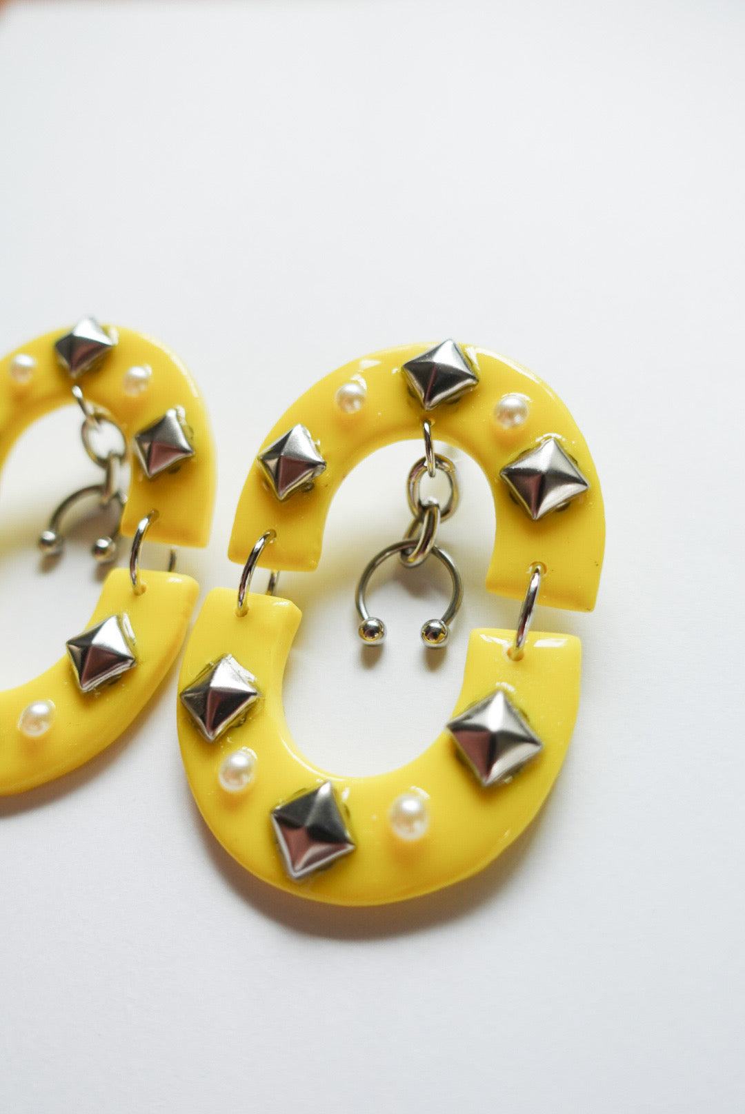 YELLOW STUD